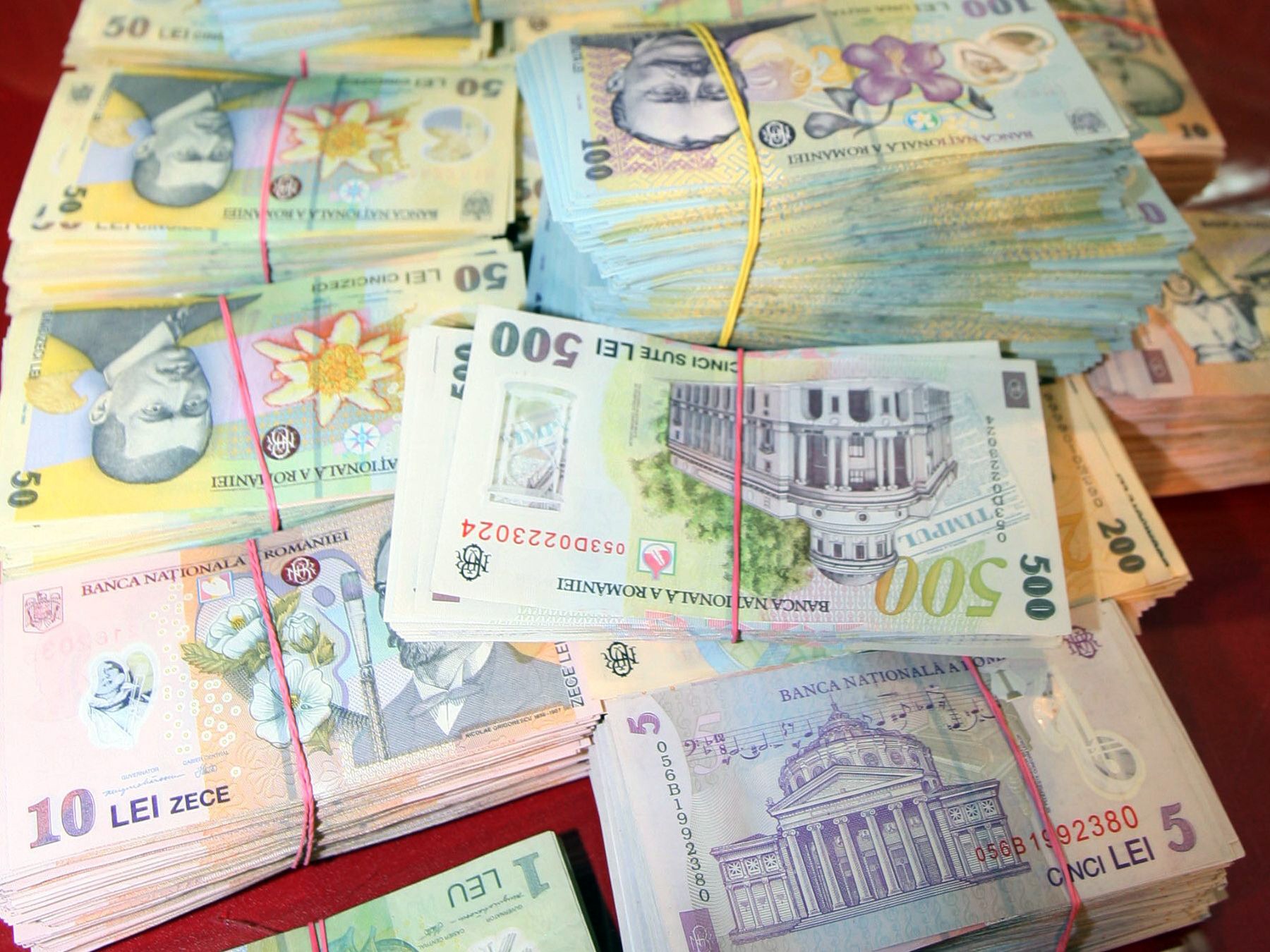 Ce beneficii oferă băncile care refinațează împrumuturi restante?