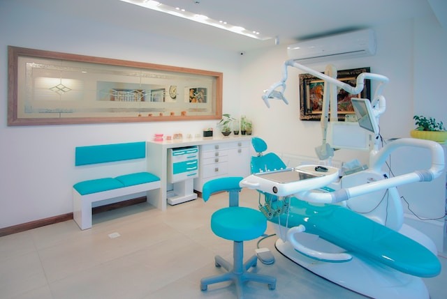 Avantajele unui implant dentar Fast Fixed