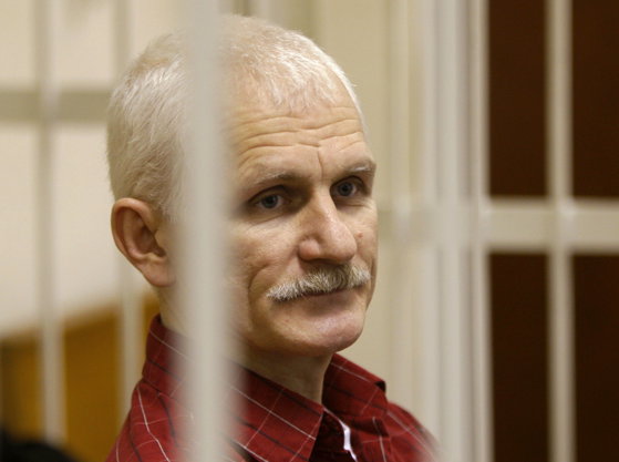 Imaginea articolului Laureatul Nobel pentru Pace, Ales Bialiatski, condamnat la 10 ani de închisoare în Belarus