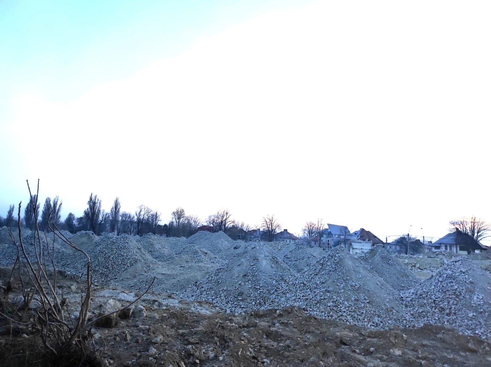 Ruinele fostei fabrici demolate și transformate în munți pietriș FOTO: C.Mazilu