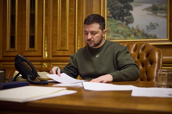 Imaginea articolului Volodimir Zelenski insistă pentru menţinerea apărării oraşului Bahmut. Ce motive invocă