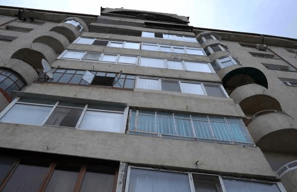 O fetiță de doi ani și patru luni a căzut de la etajul doi al unui bloc din Timișoara