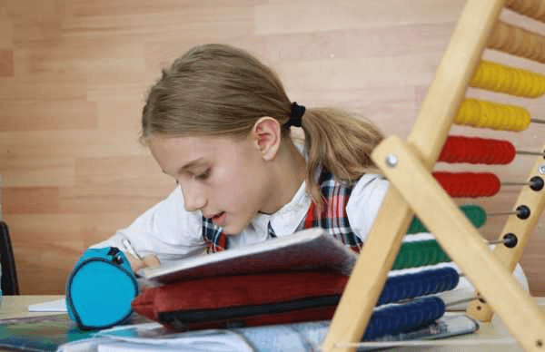 Copii crescuți ca să emigreze. Studiu îngrijorător: peste jumătate dintre elevii României vor să părăsească țara