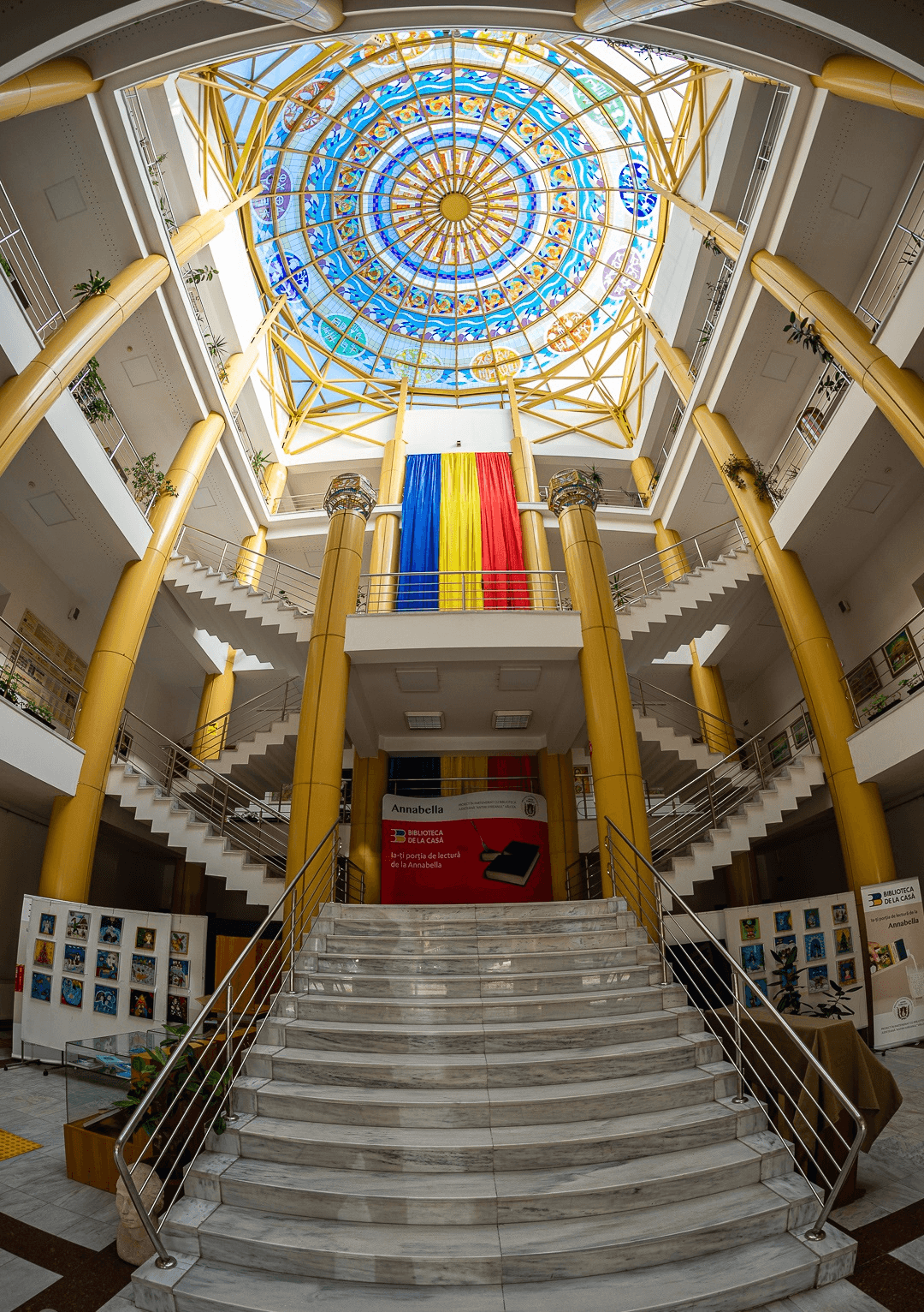 Cupola-vitraliu „Facerea lumii“ de la Vâlcea, cea mai mare din lume. Opera arhitecturală unicat este fascinantă FOTO