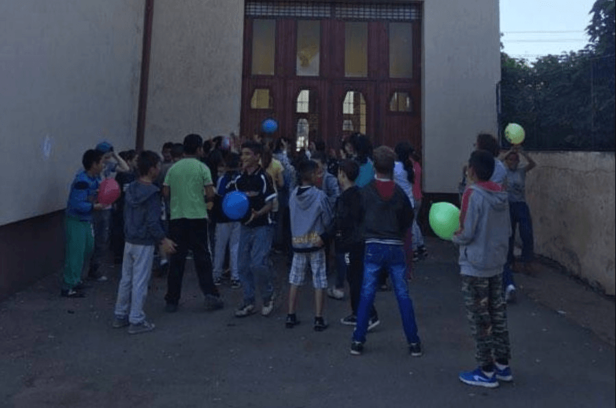 Cum e pedepsită în România punerea elevilor în genunchi, cu mâinile sus. „Au fost afectaţi emoţional, chiar umiliţi“