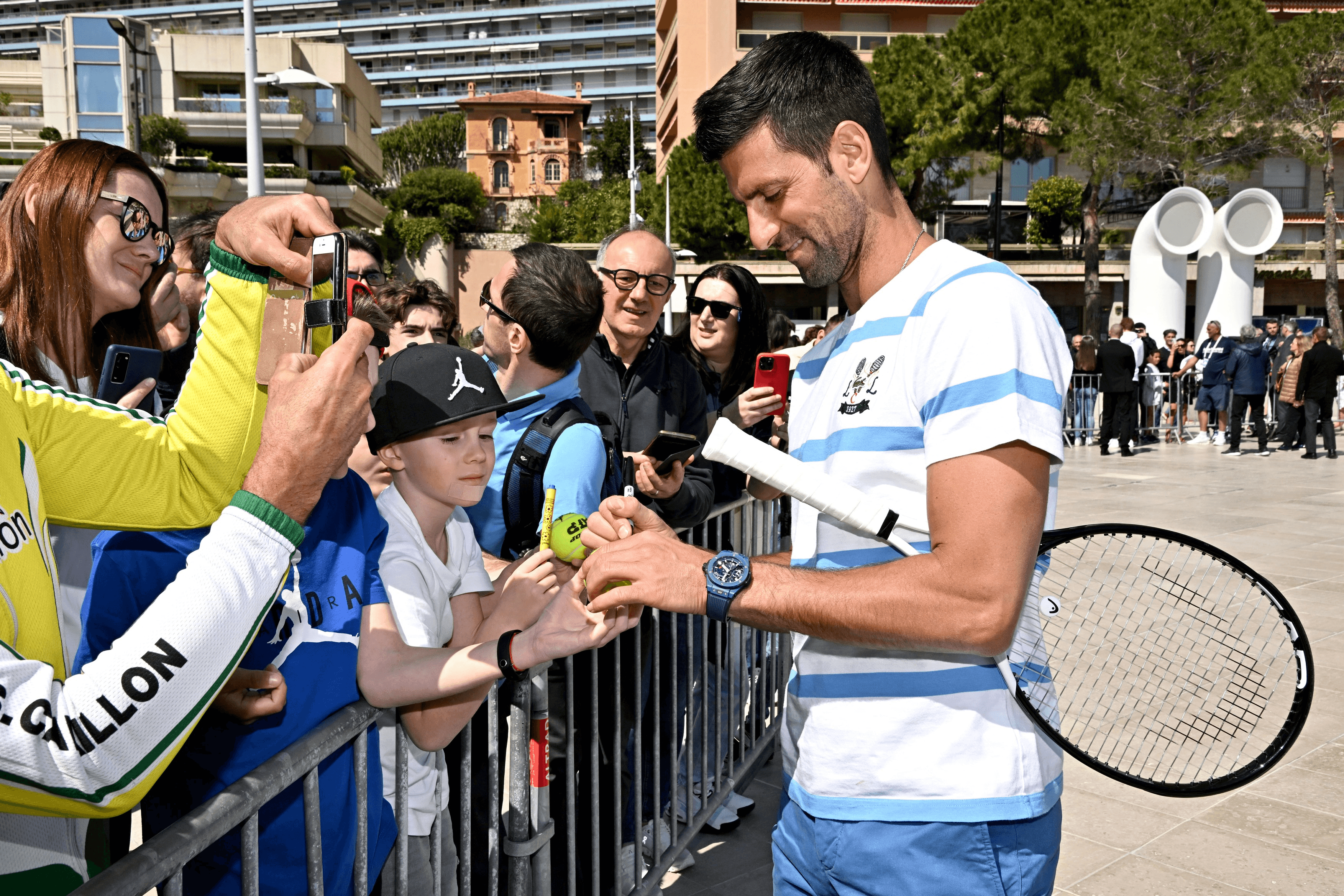Novak Djokovici, luat cu asalt de fani la Monte Carlo! Salvat de agenții de securitate