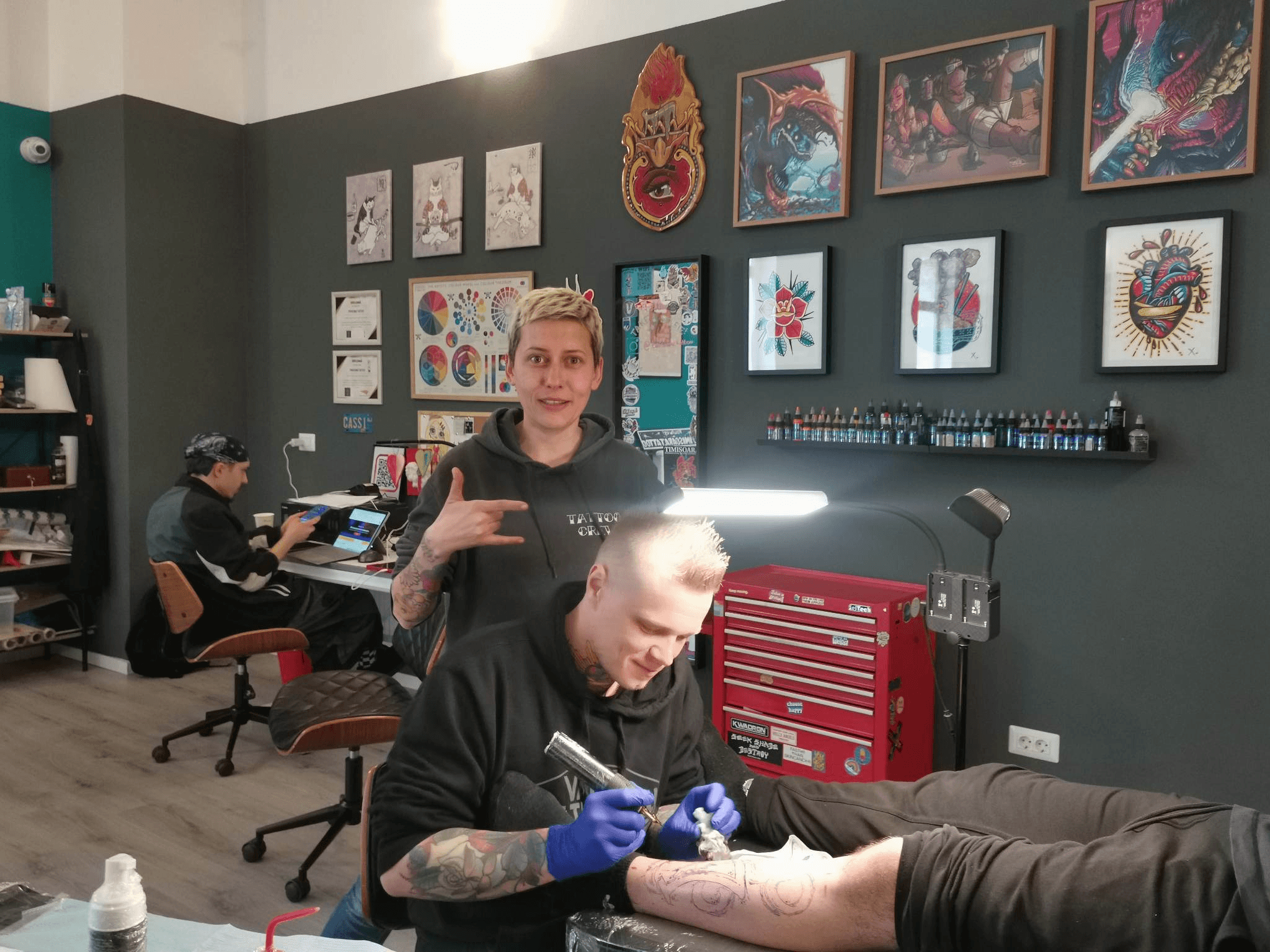 „Fabrica” de tatuaje din Timișoara. Ce vor românii în 2023: „Vin și mame, și studenți, și băieții răi” FOTO