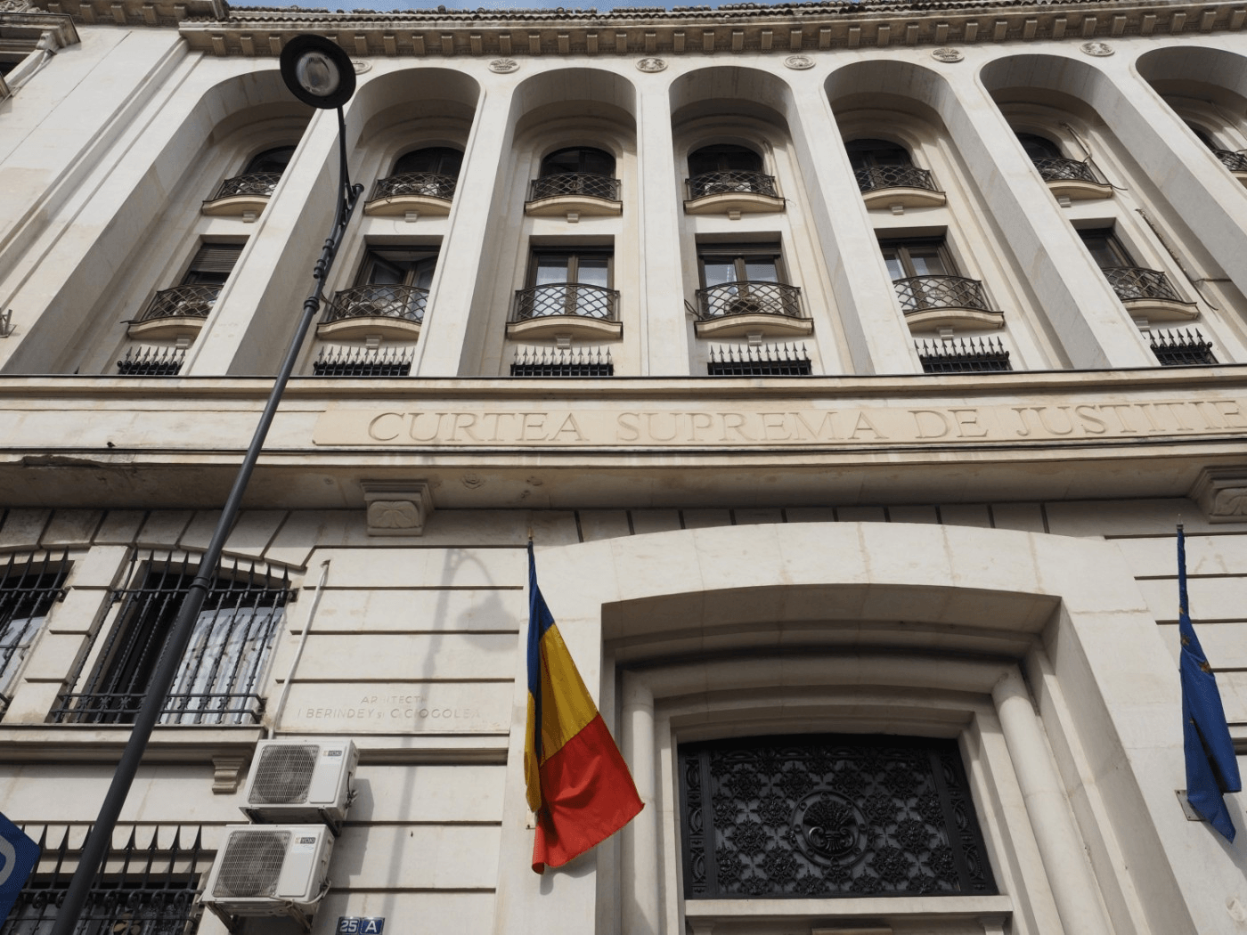 CCR va tranșa problema pragului la abuz în serviciu. Instanța Supremă a sesizat Curtea