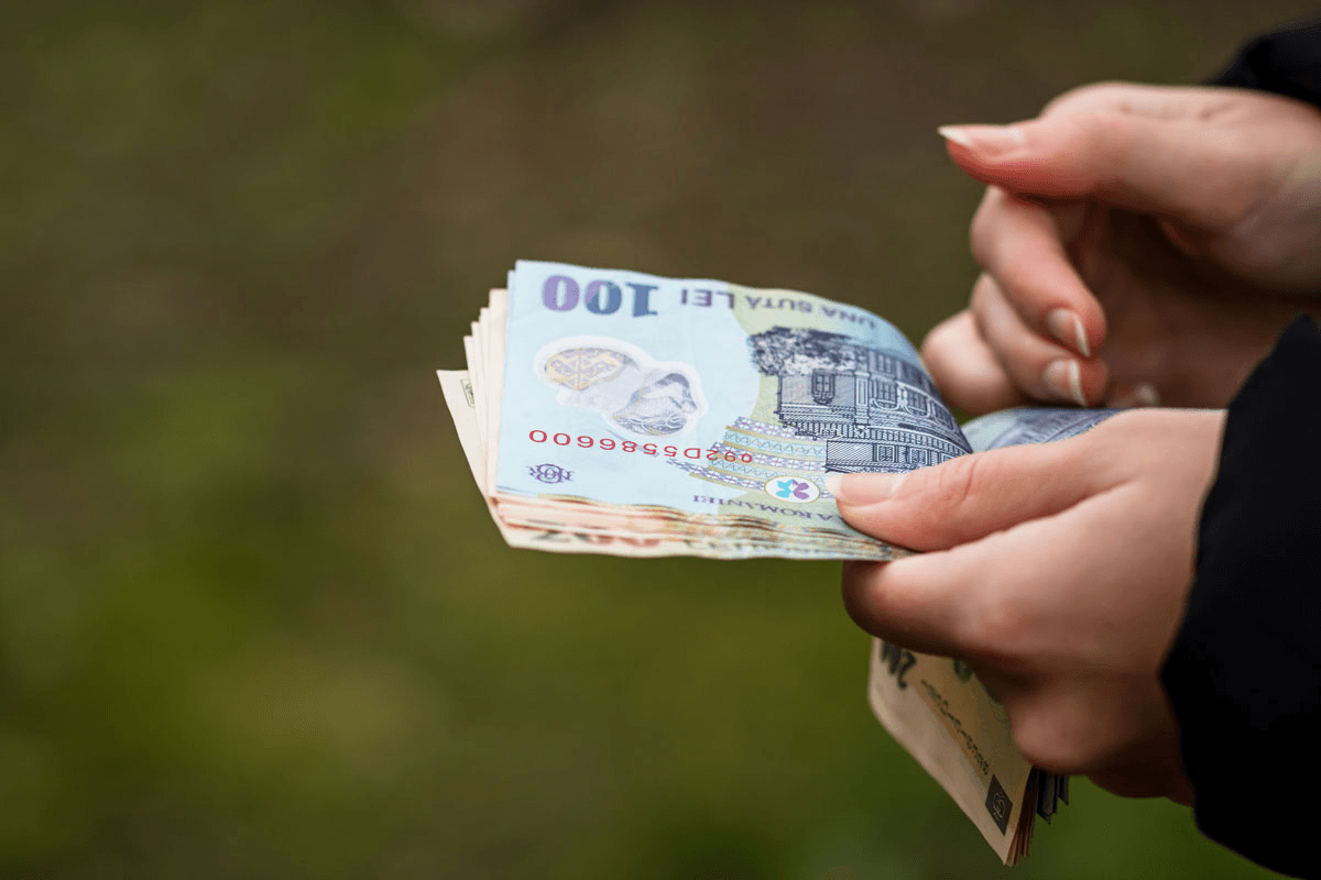Câți bani ar trebui să aibă în casă orice român, ca fond de urgență. Recomandarea specialiștilor