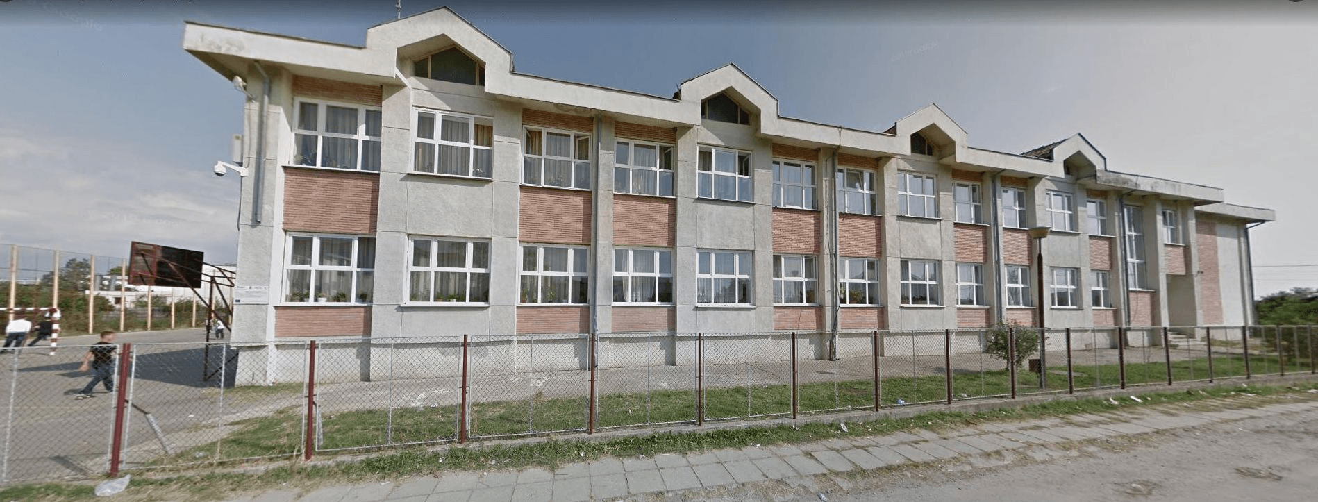 Prima reacție la școala din Argeș unde un elev a fost bătut și umilit zile în șir de mai multe colege: directoarea și-a dat demisia