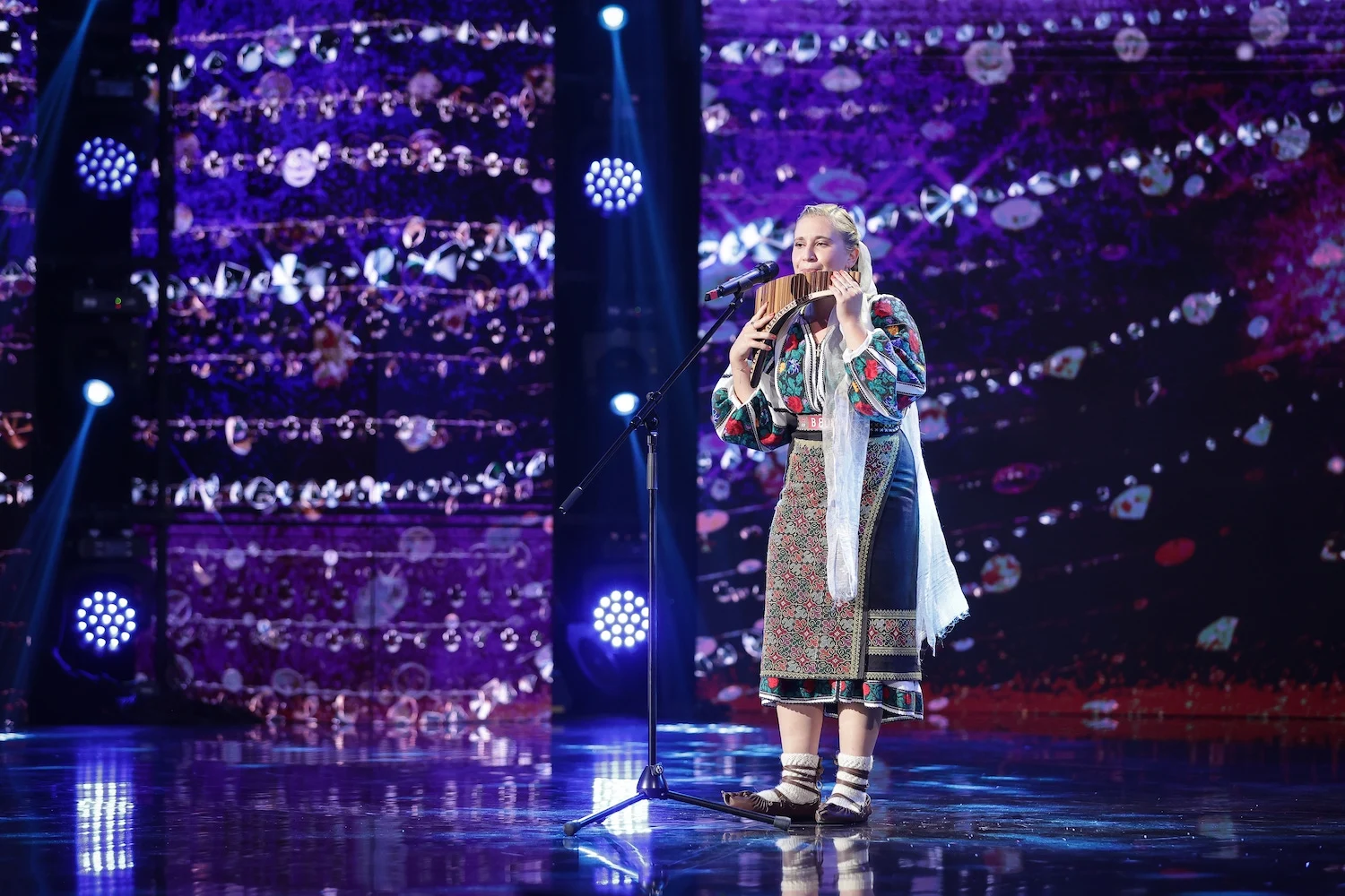 „Românii au talent“. O tânără de 17 ani, show senzațional cu naiul și vocea. „Mi-ai făcut o poftă să cânt muzică poplară!“ VIDEO