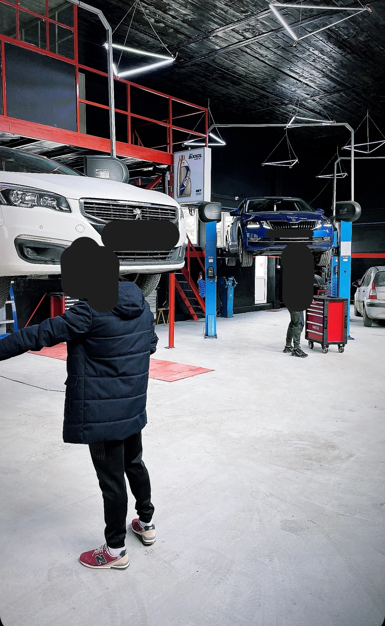 Service-ul unde clienții își repară singuri mașinile. Cât plătesc șoferii ca să folosească spațiul pentru o oră