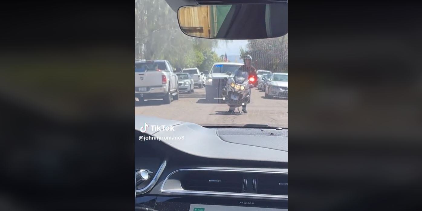 Un polițist încearcă să oprească o mașină fără șofer și a ajuns viral pe internet! Momentul amuzant a fost filmat