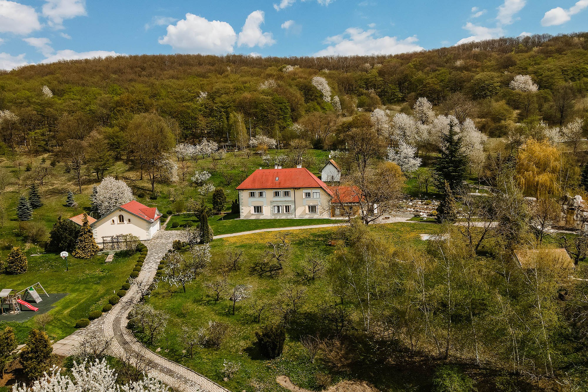Cum arată „raiul” lui Paszkany de lângă Cluj-Napoca. A fost scos la vânzare pentru 1,6 milioane de euro