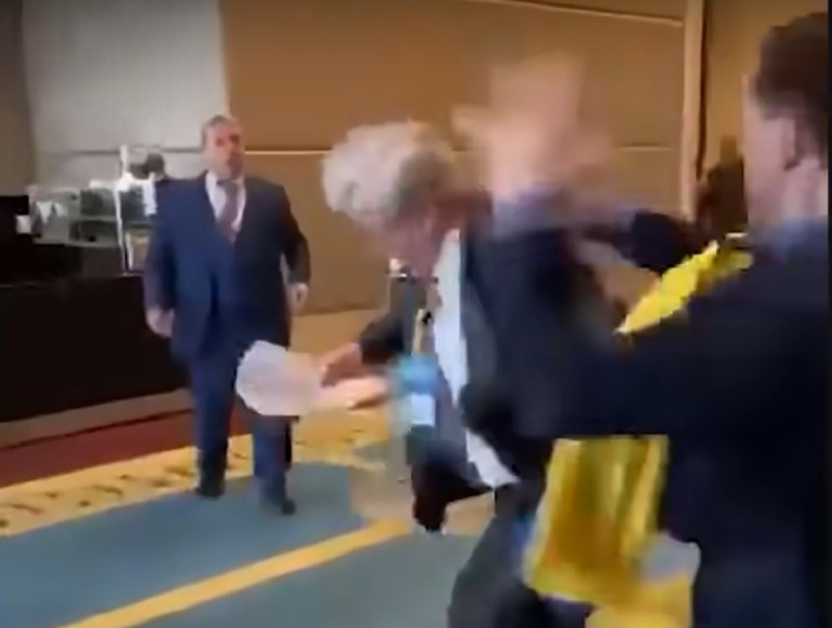 Bătaie între un oficial ucrainean și unul rus în Turcia. De la ce a pornit totul: „Jos labele!” VIDEO