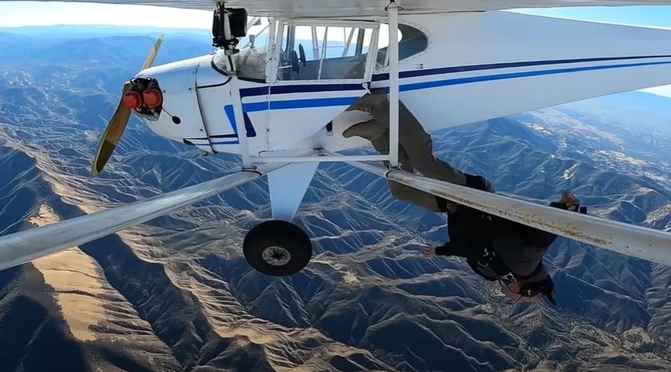 Un YouTuber american recunoaște că a prăbușit un avion pentru vizualizări. Riscă 20 de ani de închisoare