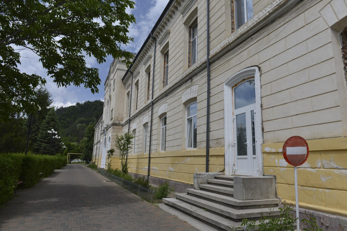 Încă o femeie din Neamț a ajuns la spital după ce a ales să nască acasă, asistată de soţ şi o vecină, cu instrumentar cumpărat de pe Internet