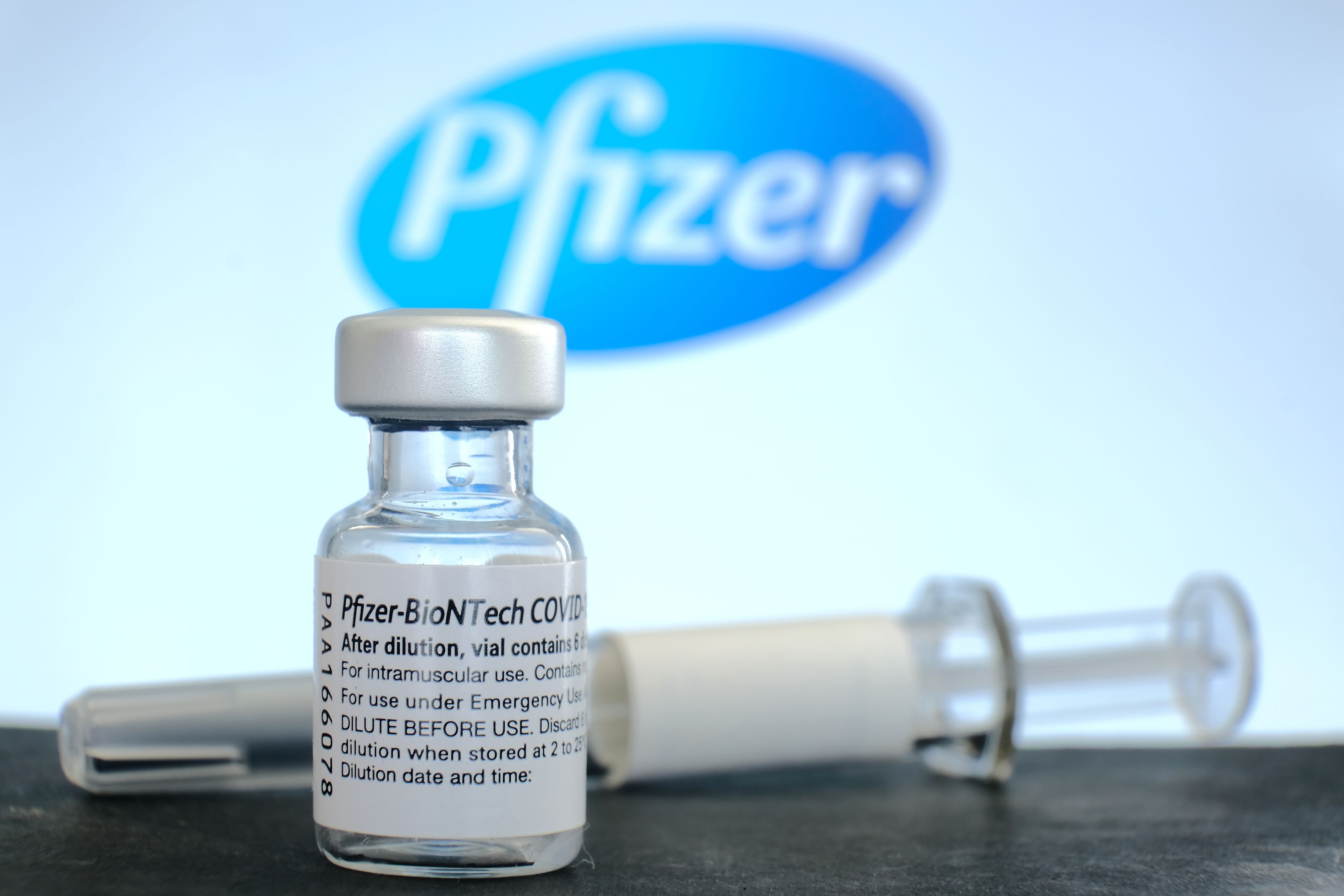 Pfizer, UE și cerneala invizibilă. Controverse și secretomanie în jurul contractului pentru vaccinul anti-COVID
