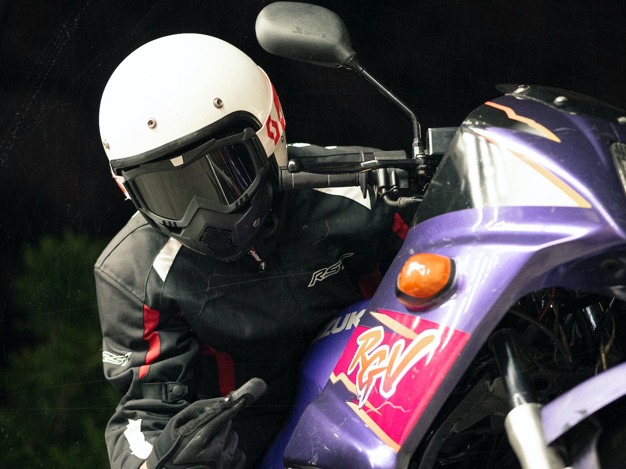 Cum să alegi costumul moto potrivit pentru tine? 3 recomandări