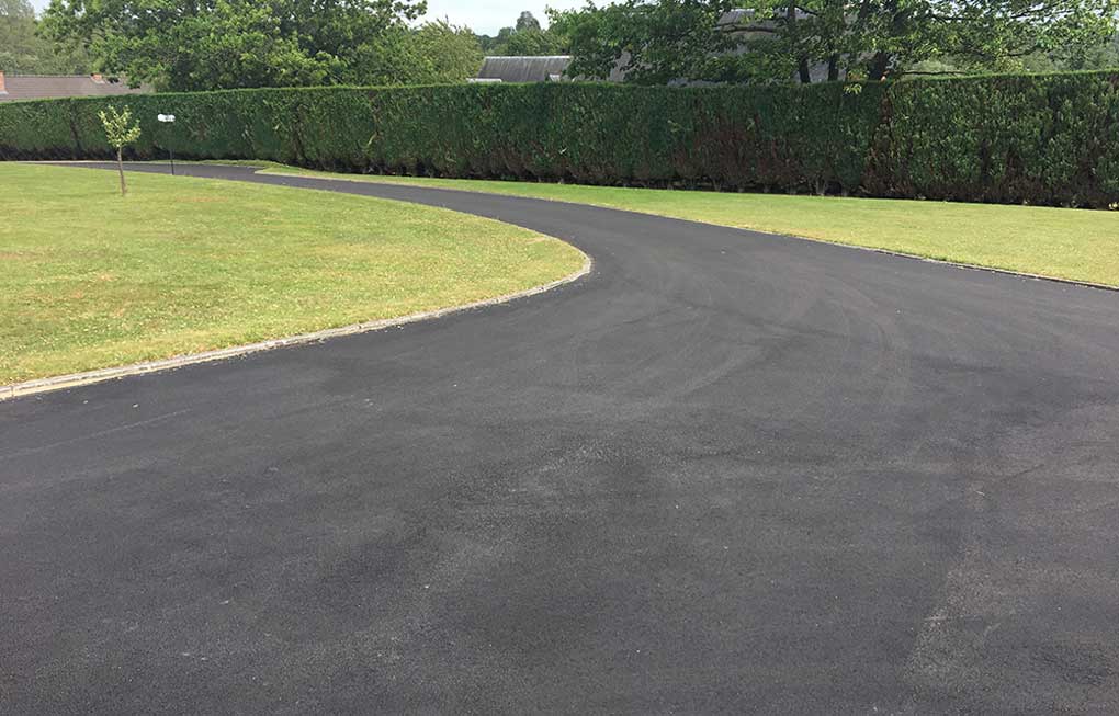 Merita sa iti asfaltezi curtea? Ce beneficii ai daca alegi o astfel de optiune?