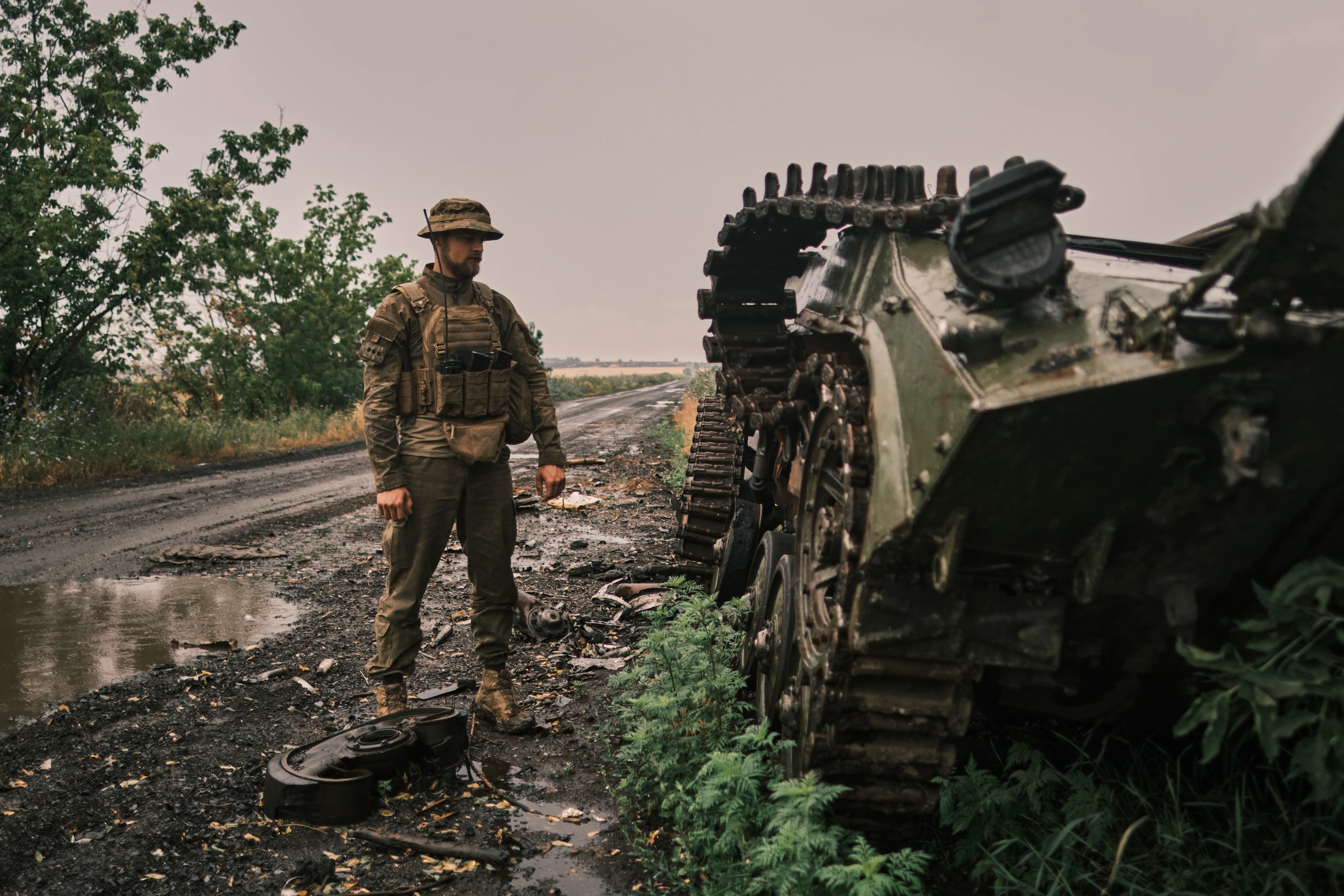 Soldat ucrainean lângă un tanc rusesc distrus. Foto: Shutterstock