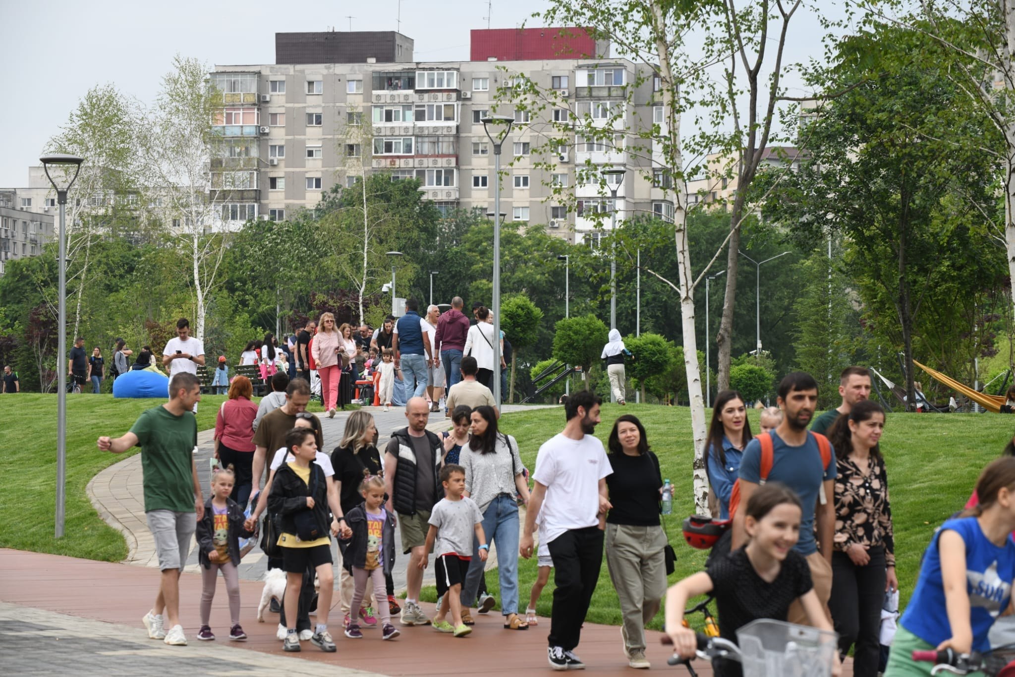 Cum arată cel mai nou parc din București. Unde se află Parcul Liniei
