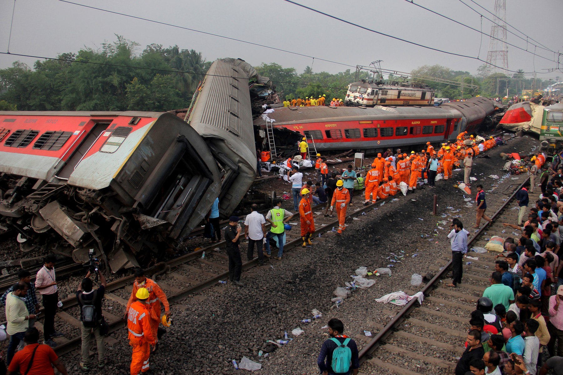 India: Operațiunile de salvare s-au încheiat după catastrofa feroviară de proporții soldată cu cel puţin 288 de morţi și 900 de răniți