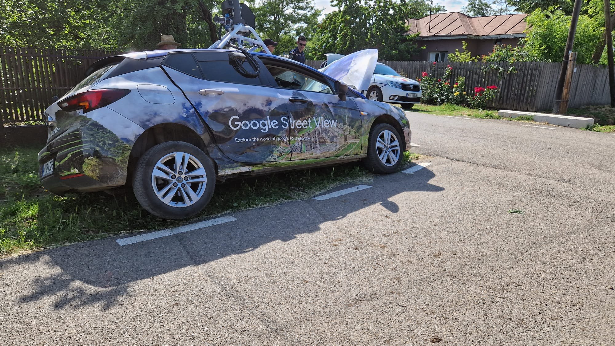 Mașinile Google Street View, ghinioane în România. Un Opel care actualizează hărțile virtuale a fost lovit de un Logan