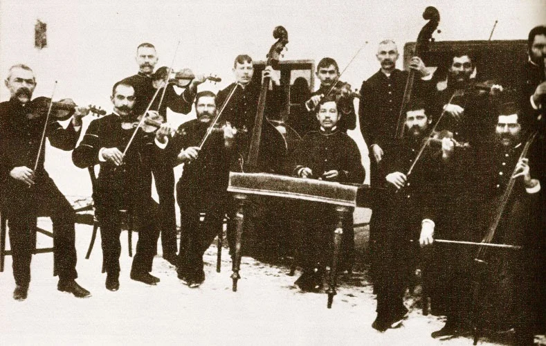 Formație de instrumentiști la casina din Roșia Montană FOTO Arhivă