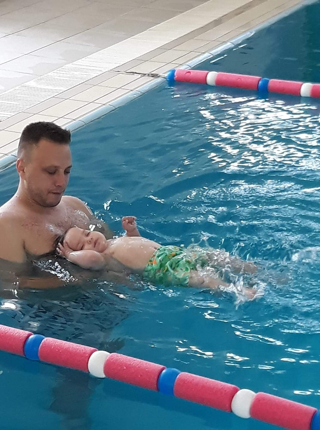 Vârsta de la care poți duce copilul la înot. „Frica de apă poate fi depășită. Trebuie învățat să se descurce singur prin orice mjloace“