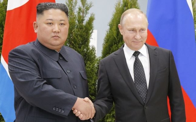 Kim Jong Un a promis să „îşi dea mâna“ cu preşedintele Putin pentru a consolida cooperarea strategică