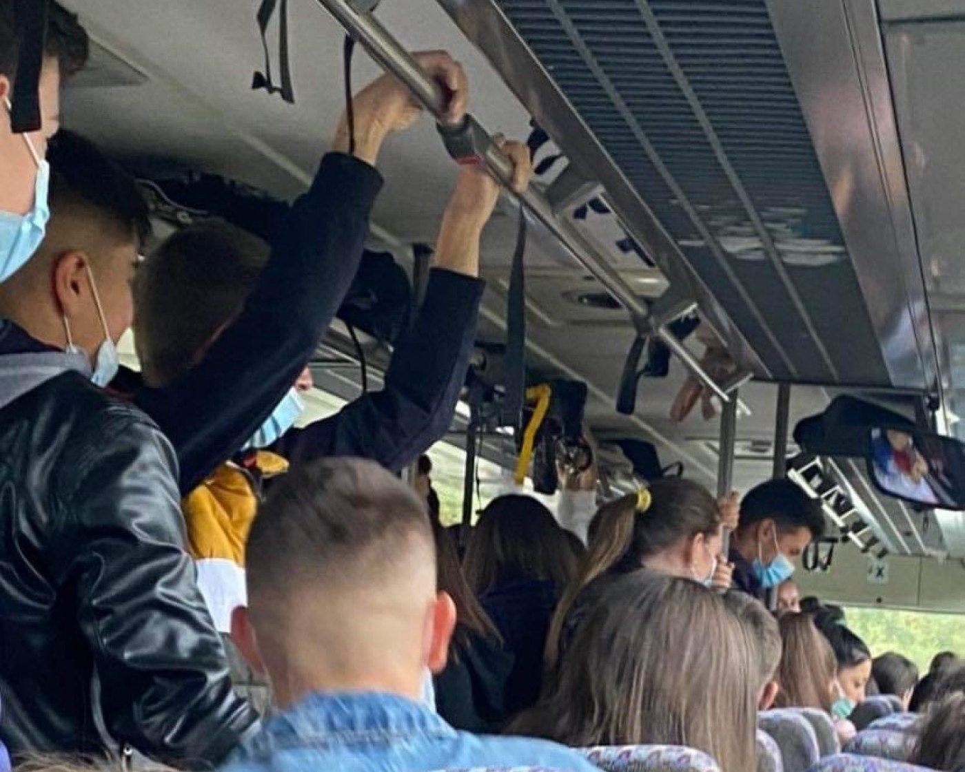 Copii atacați cu foarfeca în autobuz, la Brăila. Agresorul a fost imobilizat de șofer