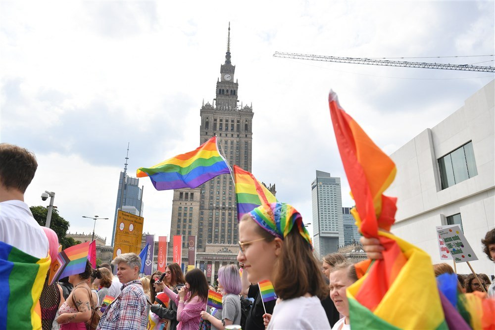 Zeci de mii de participanţi la un marş la Varşovia cerând egalitate pentru persoanele LGBTQ | FOTO