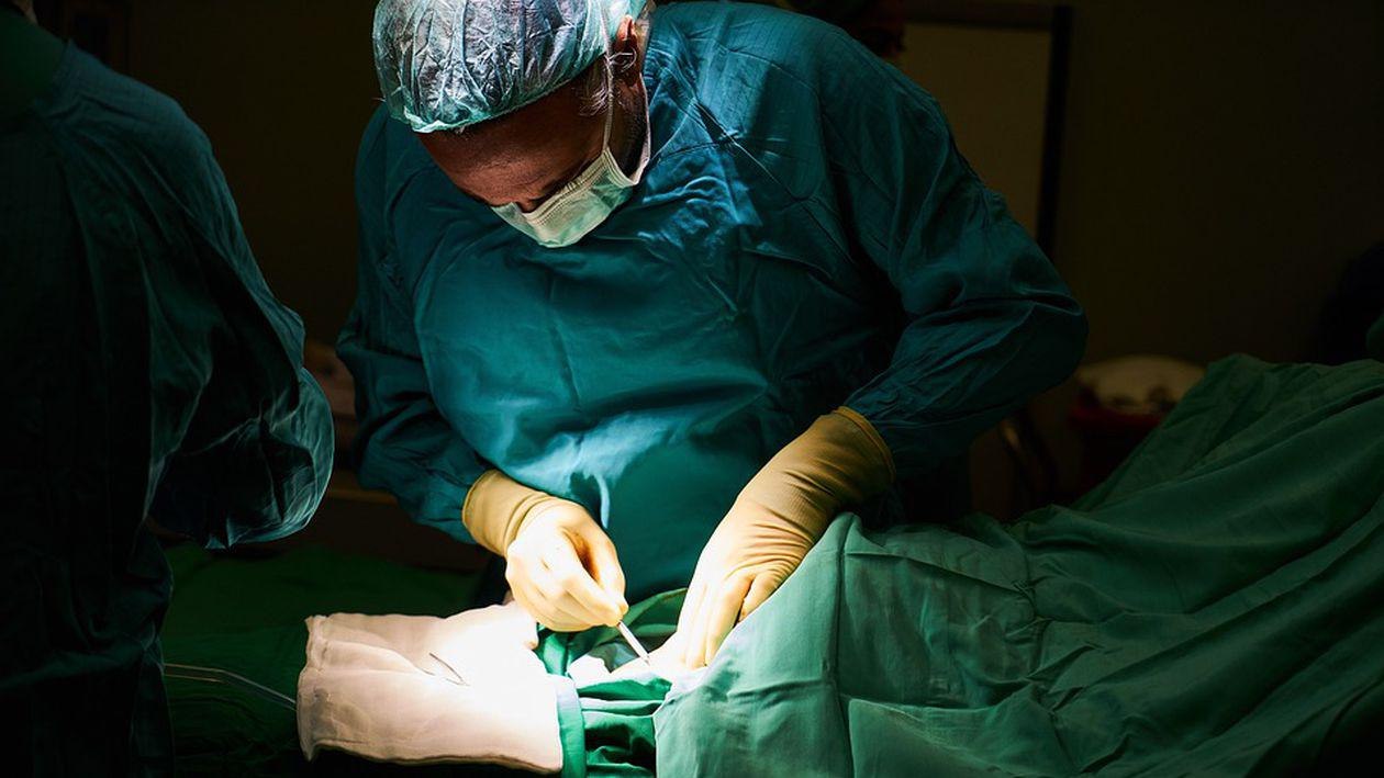 Medicii de la Spitalul Militar Central au extirpat cu succes o tumoră ovariană de 6 kg