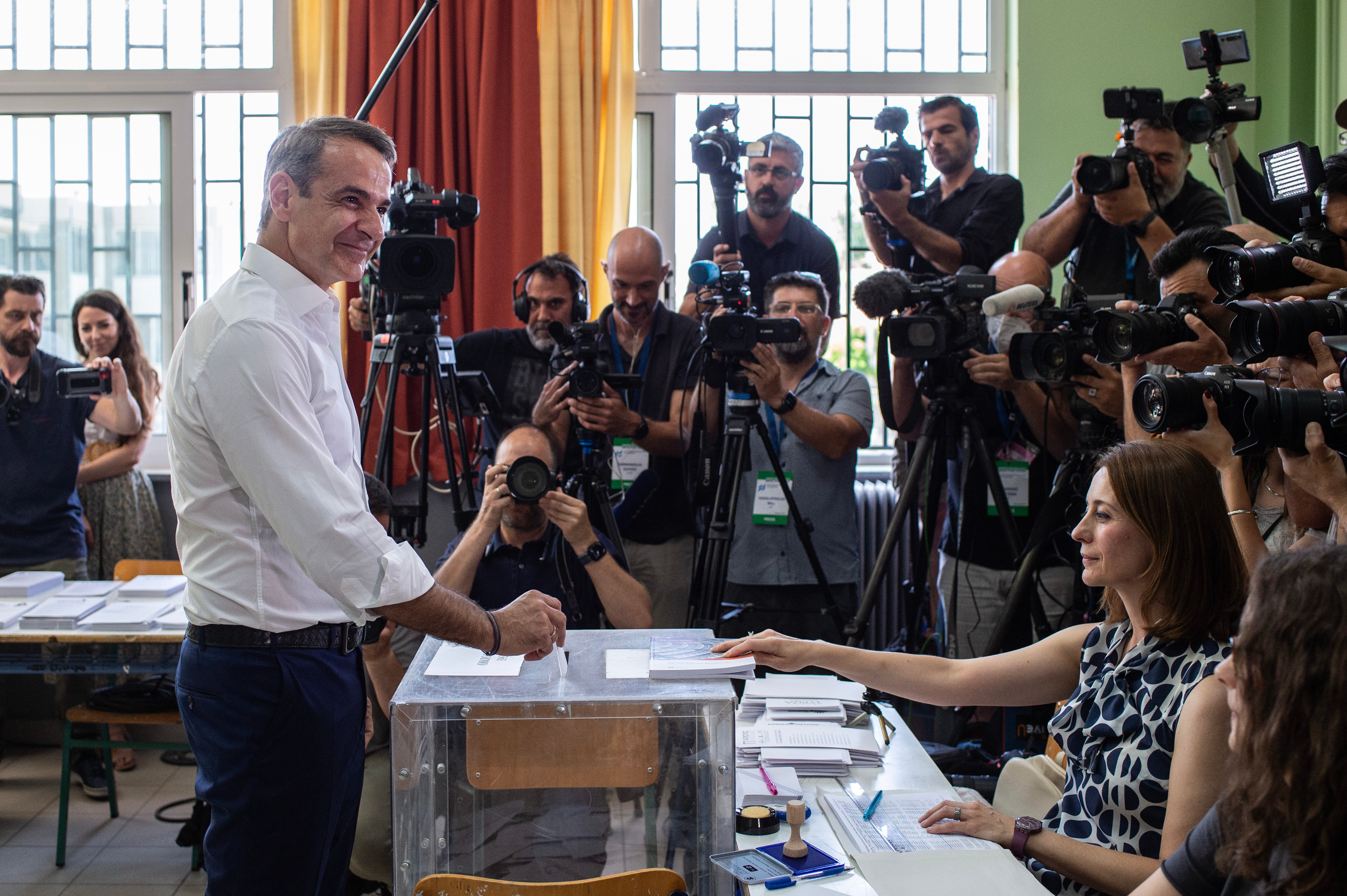Alegeri în Grecia: Partidul de dreapta al fostului premier Mitsotakis câştigă detaşat | Sondaje la ieșirea de la urne