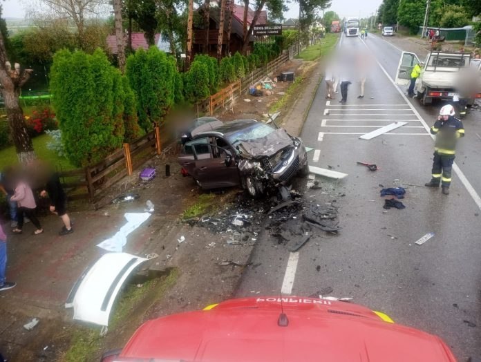 Tragedie cu un mort și 11 răniți în județul Suceava din cauza unui șofer care a „zburat” cu autoutilitara pe contrasens VIDEO