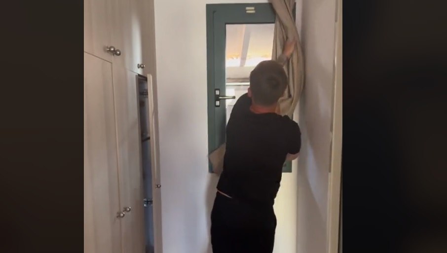 „Fereastra secretă” descoperită de un turist într-o cameră de hotel din Grecia. Unde ducea aceasta VIDEO