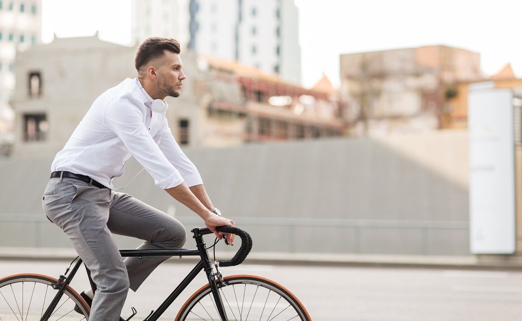 Cum influențează greutatea bicicletei comportamentul acesteia în traficul urban