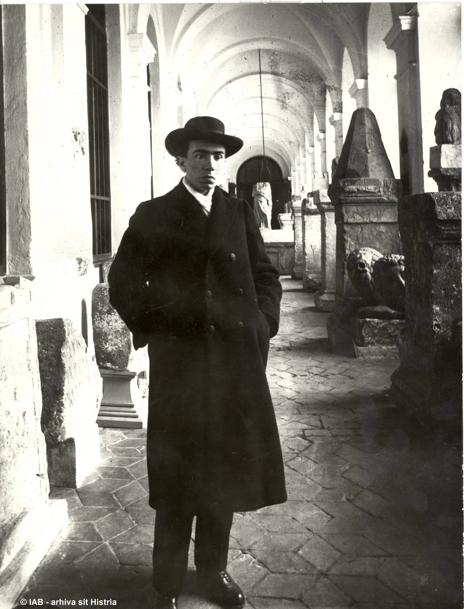 V. Pârvan în lapidariul MNA de la Universitatea București (1914) IAVP