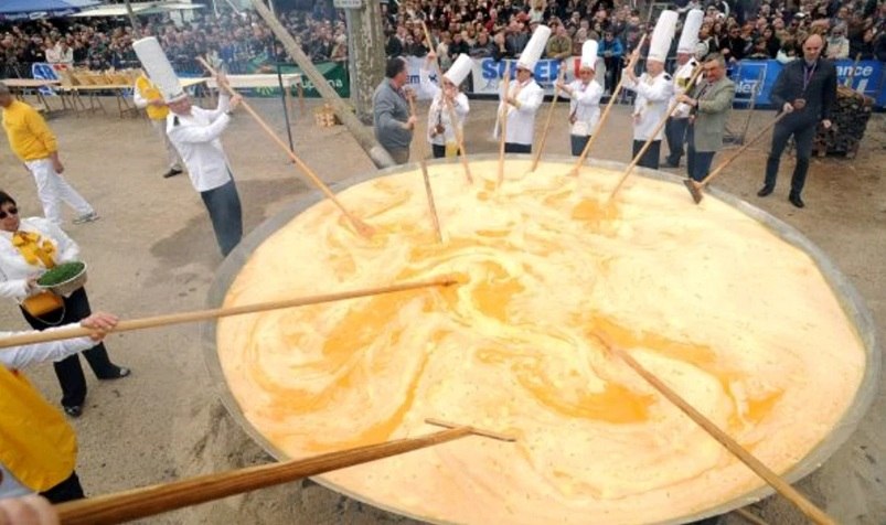 Cele mai ciudate recorduri ale românilor: coliva de 5 tone şi un meci de baschet de 80 de ore