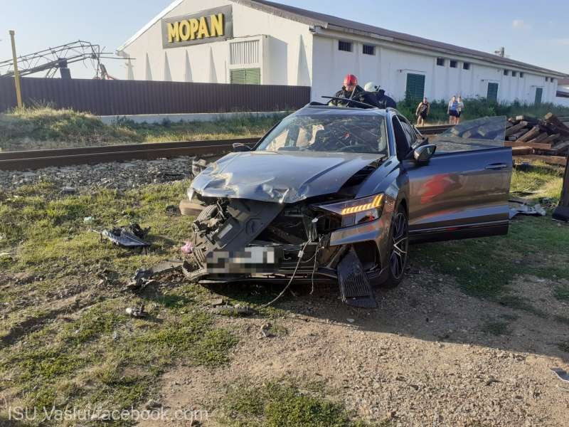 O maşină în care se aflau două persoane a fost lovită de un tren, în Vaslui VIDEO