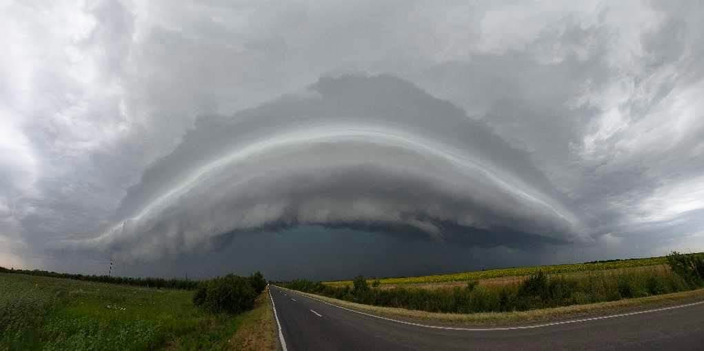Arc spectaculos de nori, surprins în zona de Vest a României. Ce anunță aceștia FOTO