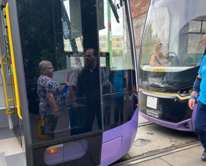 Două tramvaie în valoare de două milioane de euro bucata s-au ciocnit la Timișoara. Cauzele sunt investigate