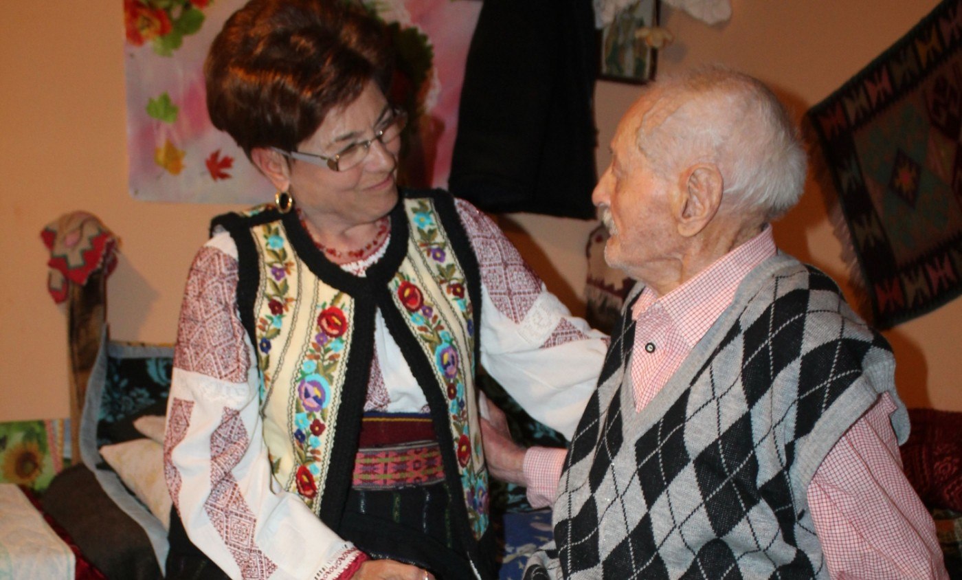 Secretele longevității dezvăluite de centenarii din nordul Moldovei. Ce rol au țuica sau vinul în această ecuație