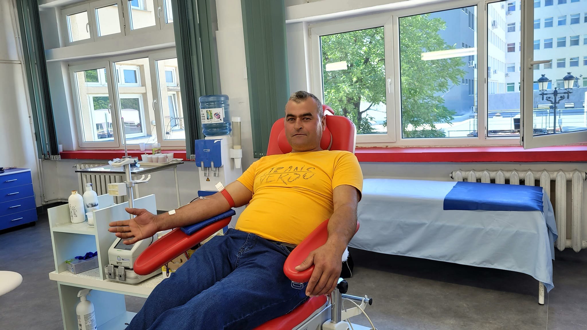 Donează regulat sânge de peste 15 ani. Recordul deținut de un bărbat care a salvat zeci de vieți