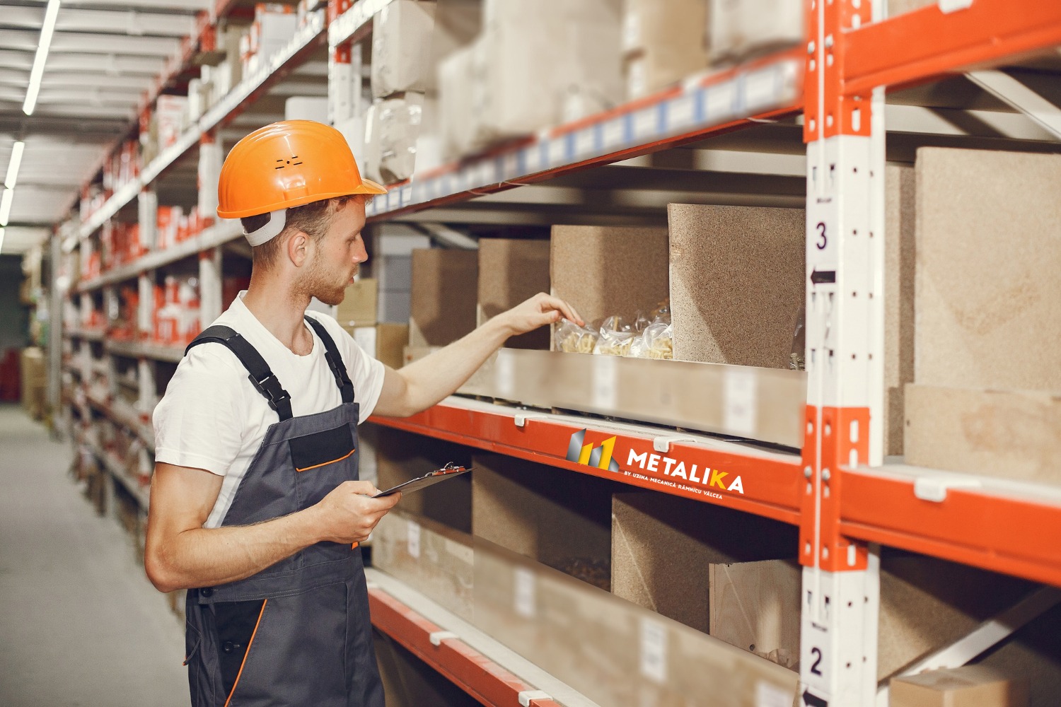 Rafturi metalice pentru afaceri de succes: Optimizați spațiul de depozitare