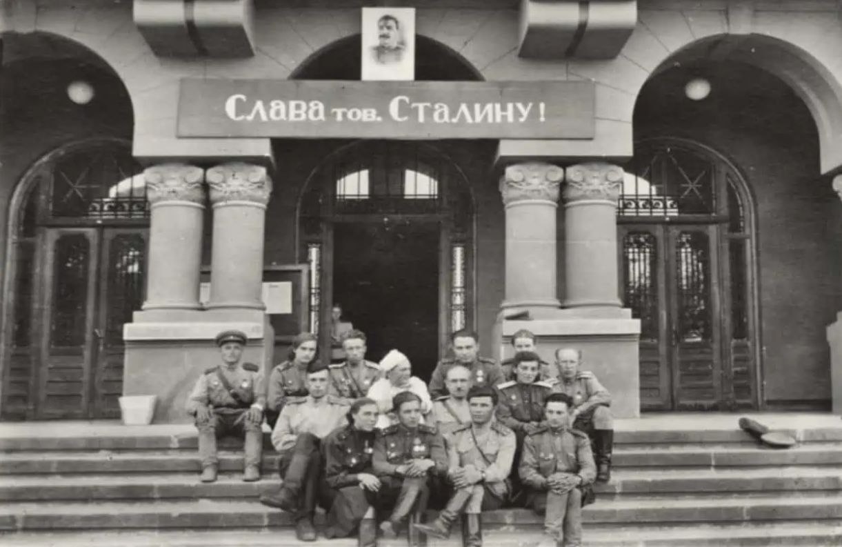 Dosarele istoriei. Armata Roșie „eliberatoare” și Crama Aiudului: 15.000 de litri de vin, „transferați” la spitalul sovietic