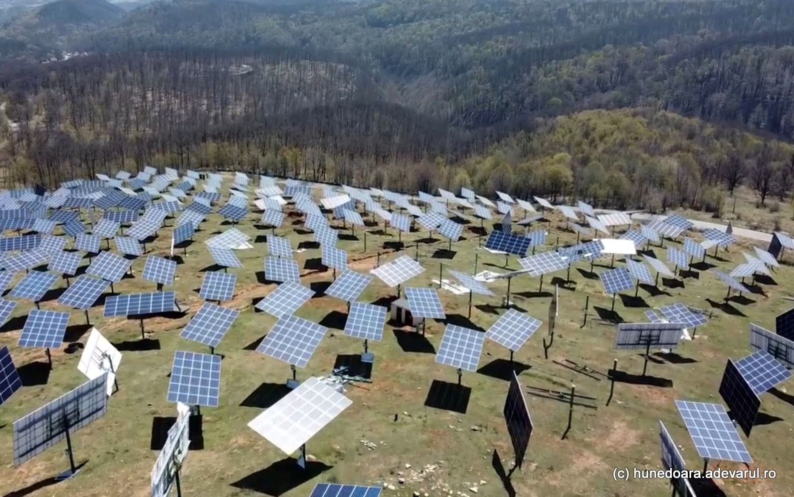 Parcul fotovoltaic de 40 de milioane de euro, distrus de hoți. Panourile solare au fost vândute pe Internet VIDEO