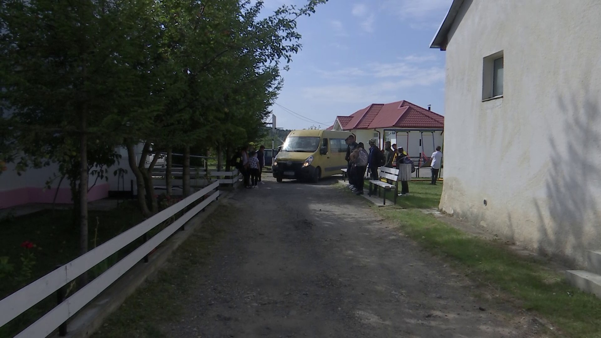 Copii obligați la navetă, pentru că le-au fost desființate școlile. Se trezesc în zori, ajung la școală la ora 7 și stau o oră degeaba
