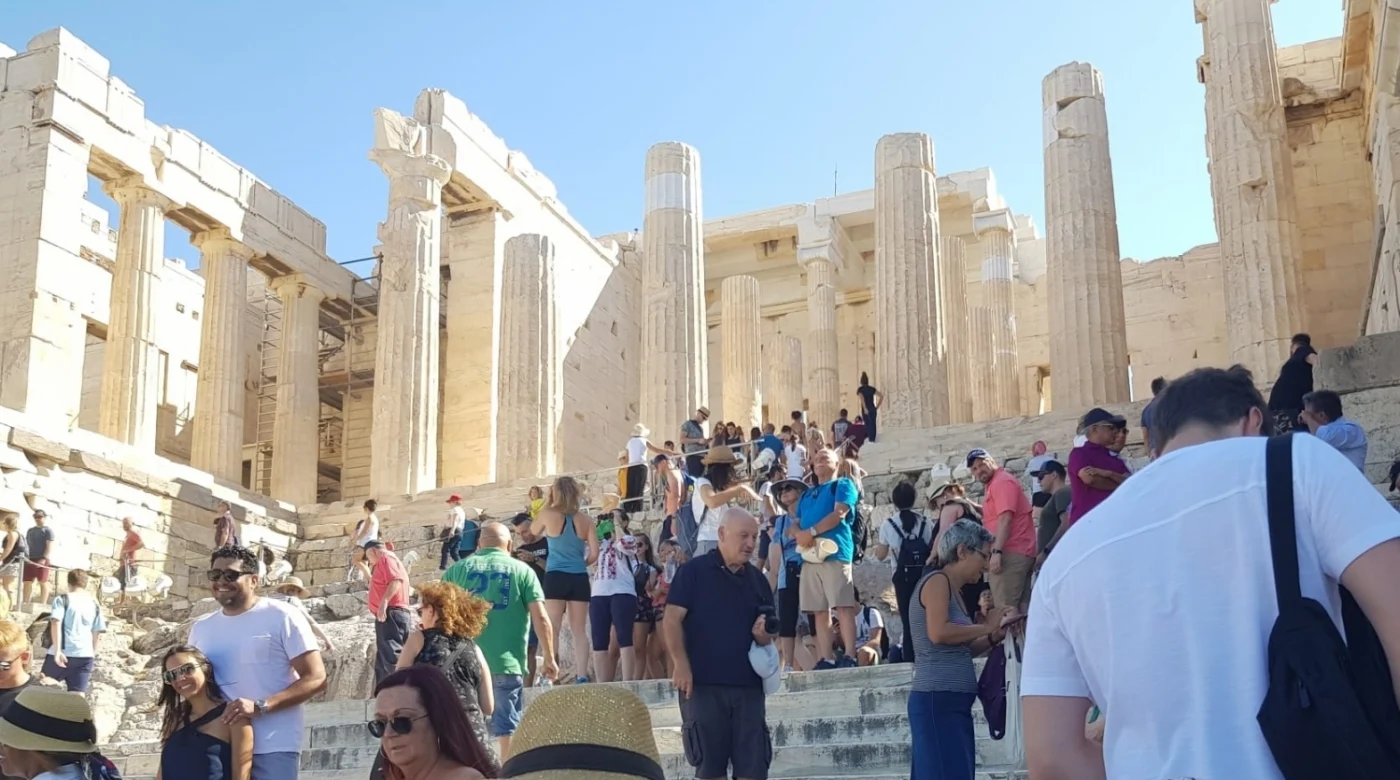 Poarta Propilee - Acropole, vizitată intens de turiști FOTO Daciana Stoica